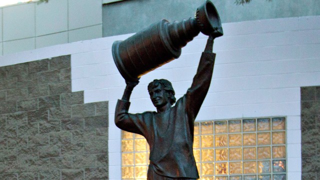 http://assets1.sportsnet.ca/wp-content/uploads/2014/04/Gretzky_statue-640x360.jpg