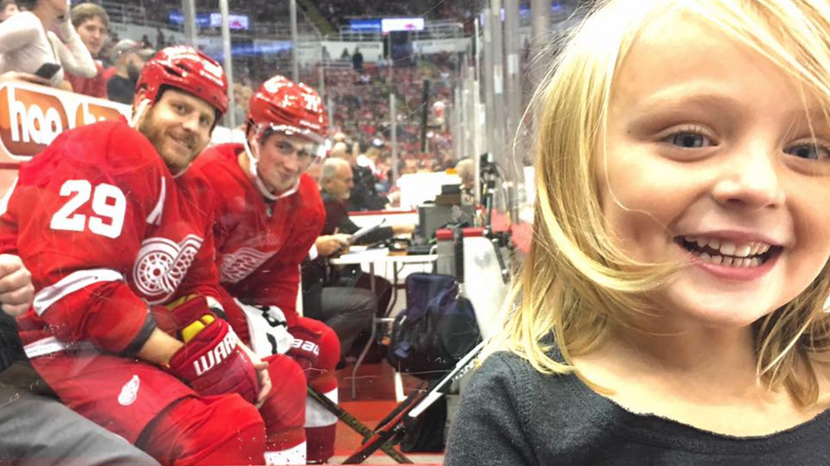 Red Wings Ott, Larkin photobomb little girl from penalty box