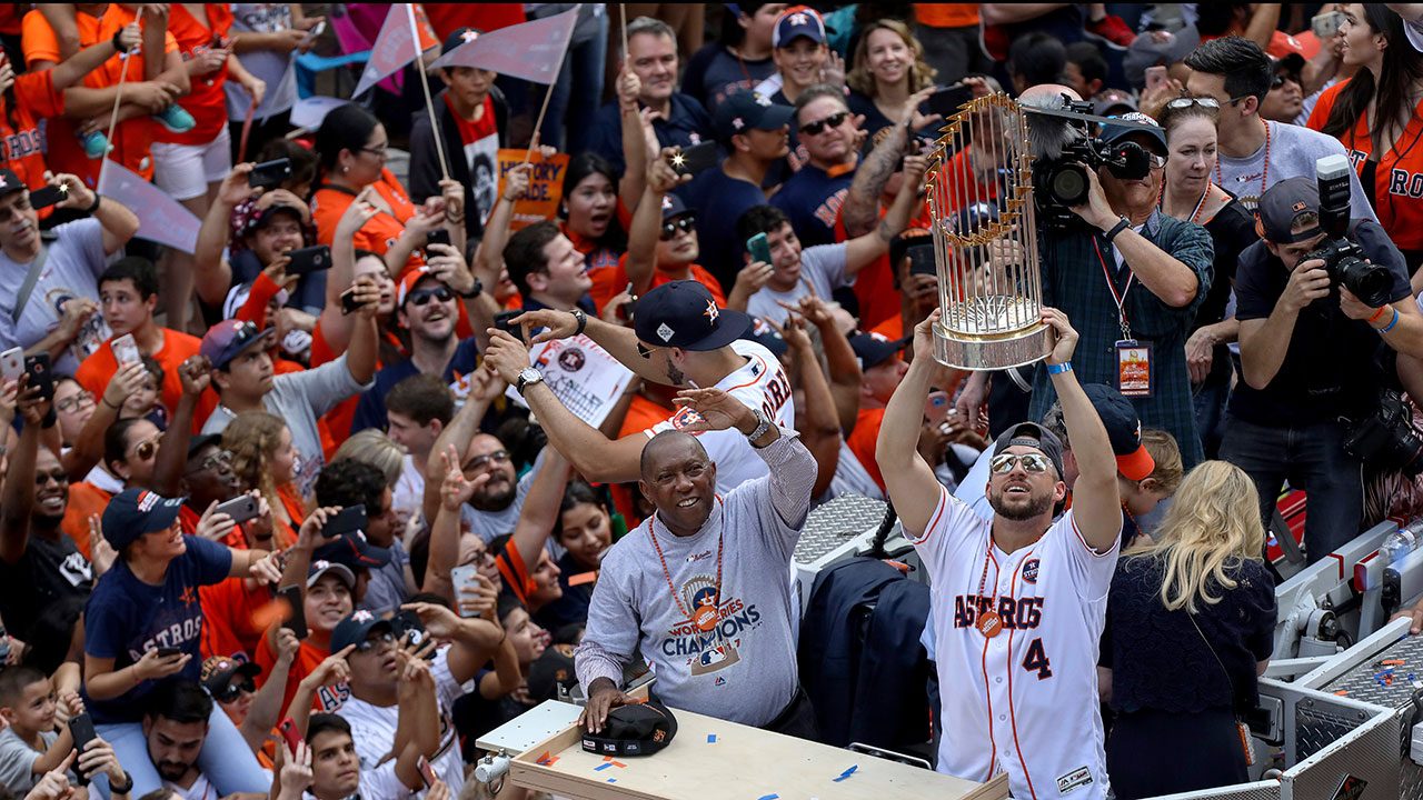 Astros Fans Use Teamwork At World Series Parade To Return Hat To La...