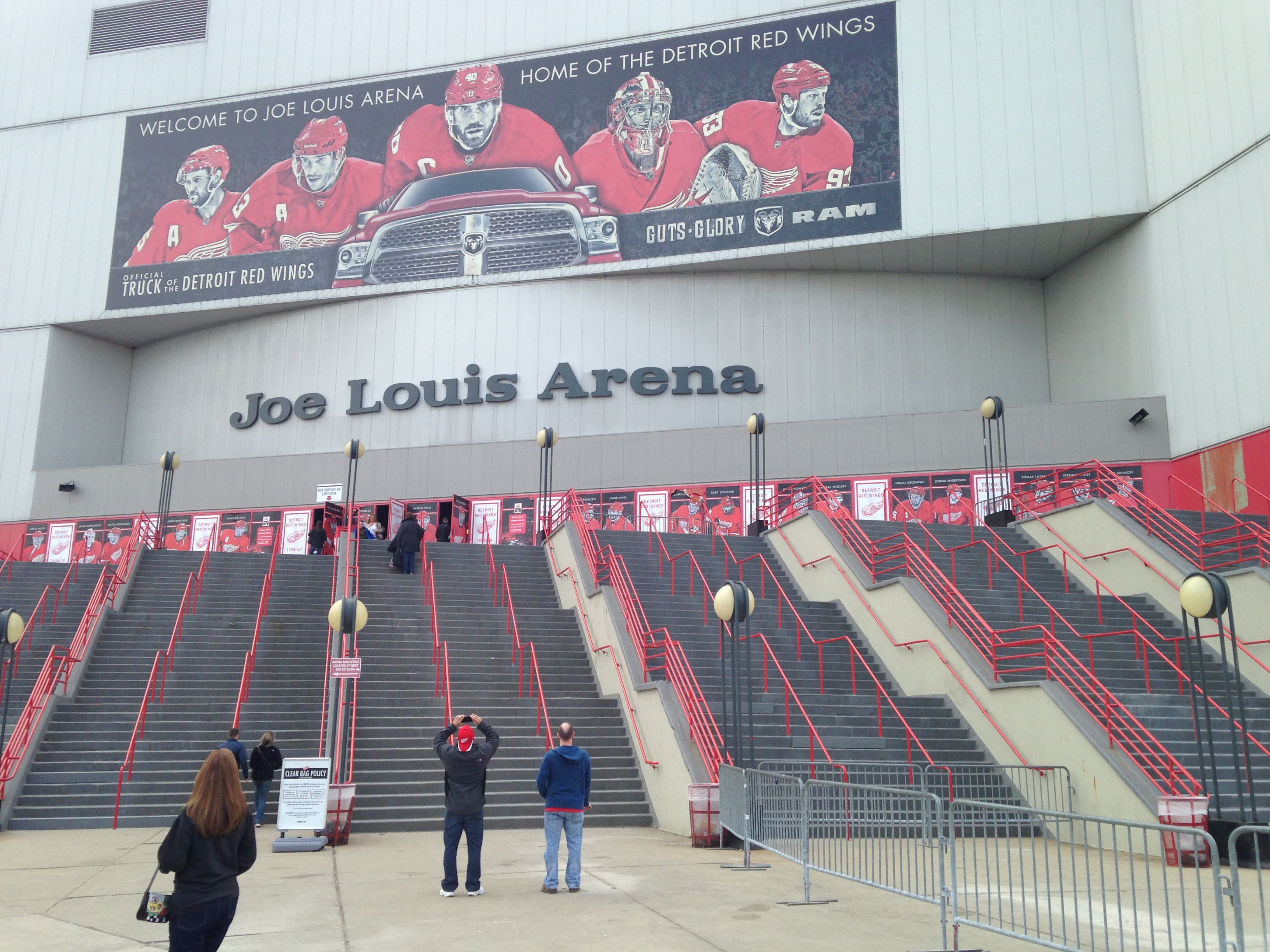 Detroit Red Wings have clear-bag policy at Joe Louis Arena