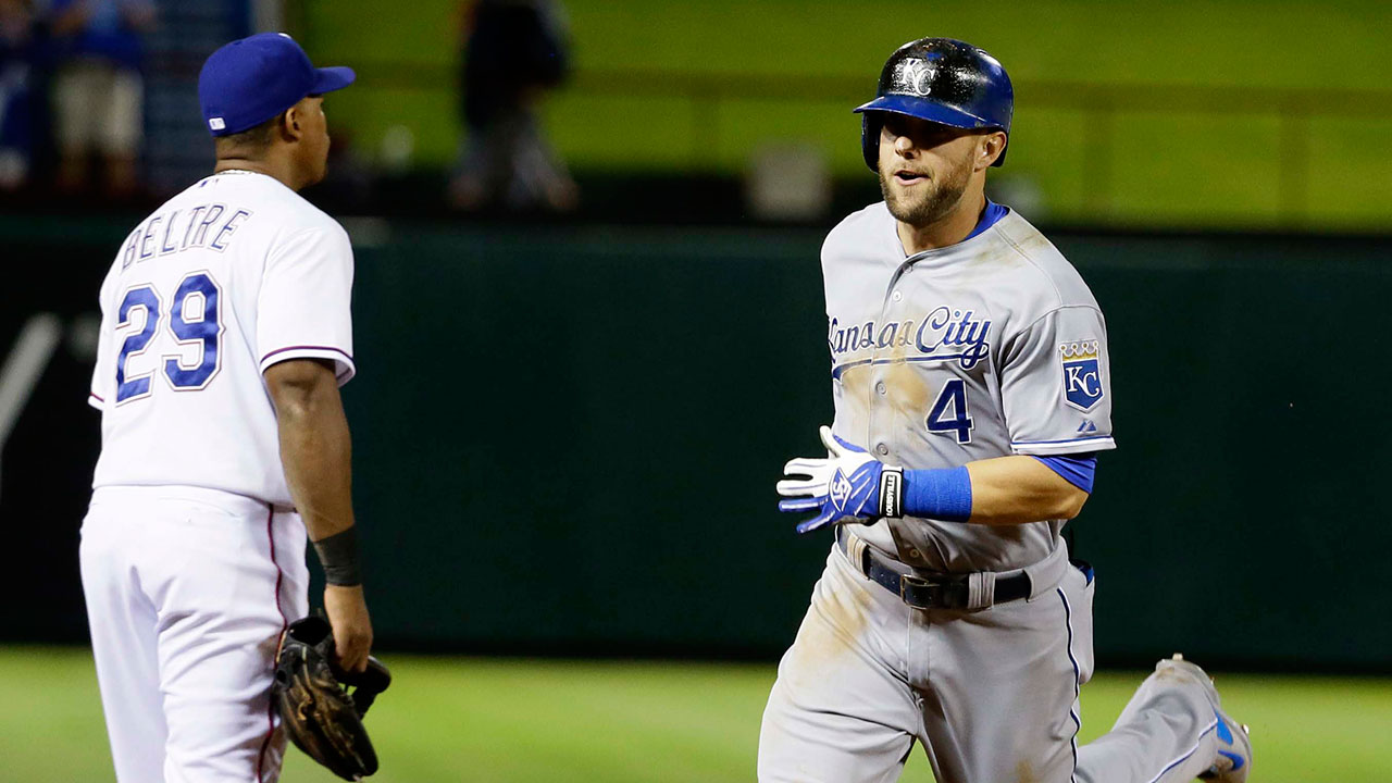 Kansas City Royals Alex Gordon rounds the bases after a solo home run in the 10th inning. (LM Otero/AP)