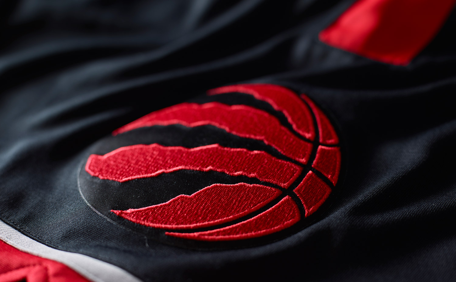 Toronto Raptors unveil new uniforms for 2015-16 season