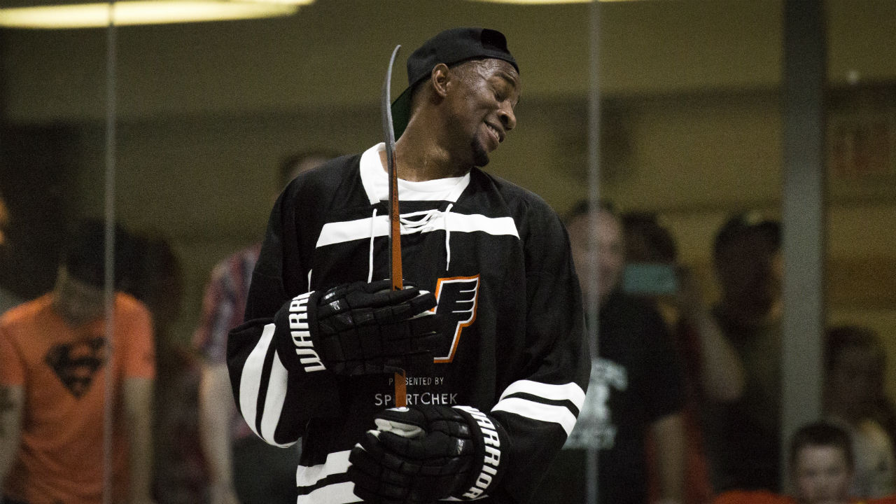 Tossing banana at NHL's Wayne Simmonds nets man $200 fine - The