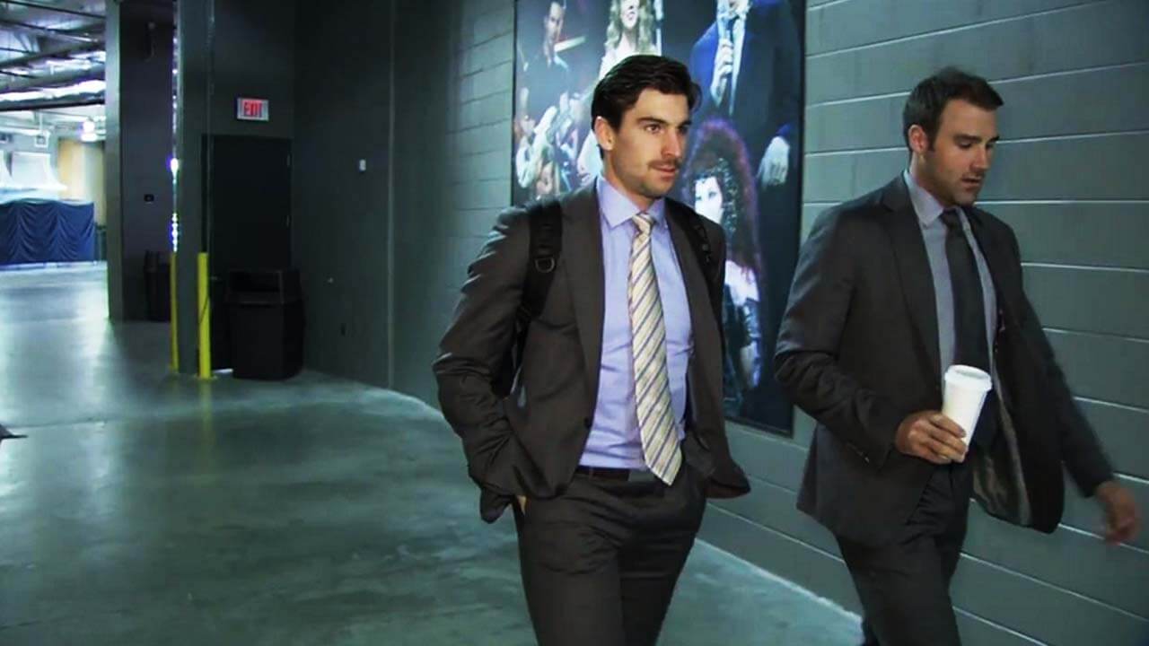 [Image: islanders-john-tavares-walking-in-suit.jpg]