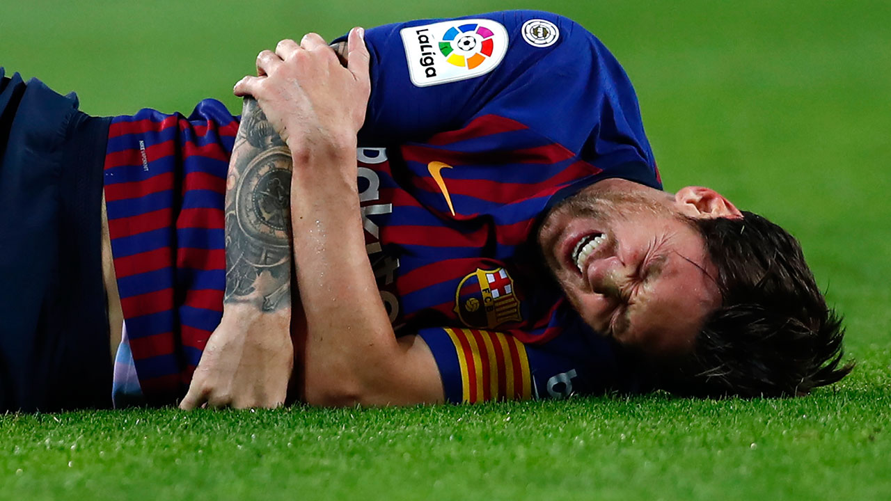 Lionel Messi breaks right arm, out for about three weeks