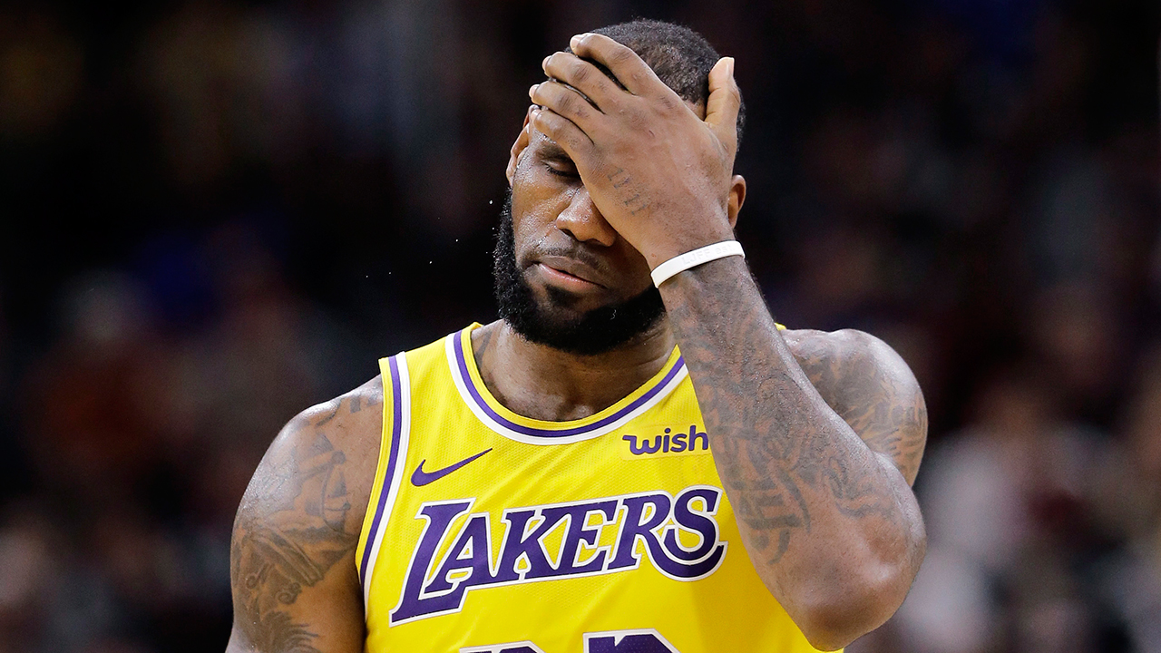 Ai bảo LeBron James mới là siêu sao duy nhất chịu mùa giải đầu sóng gió tại Lakers?