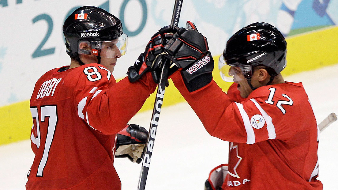 NHL-Crosby-celebrates-goal-with-Iginla-at-Olympics