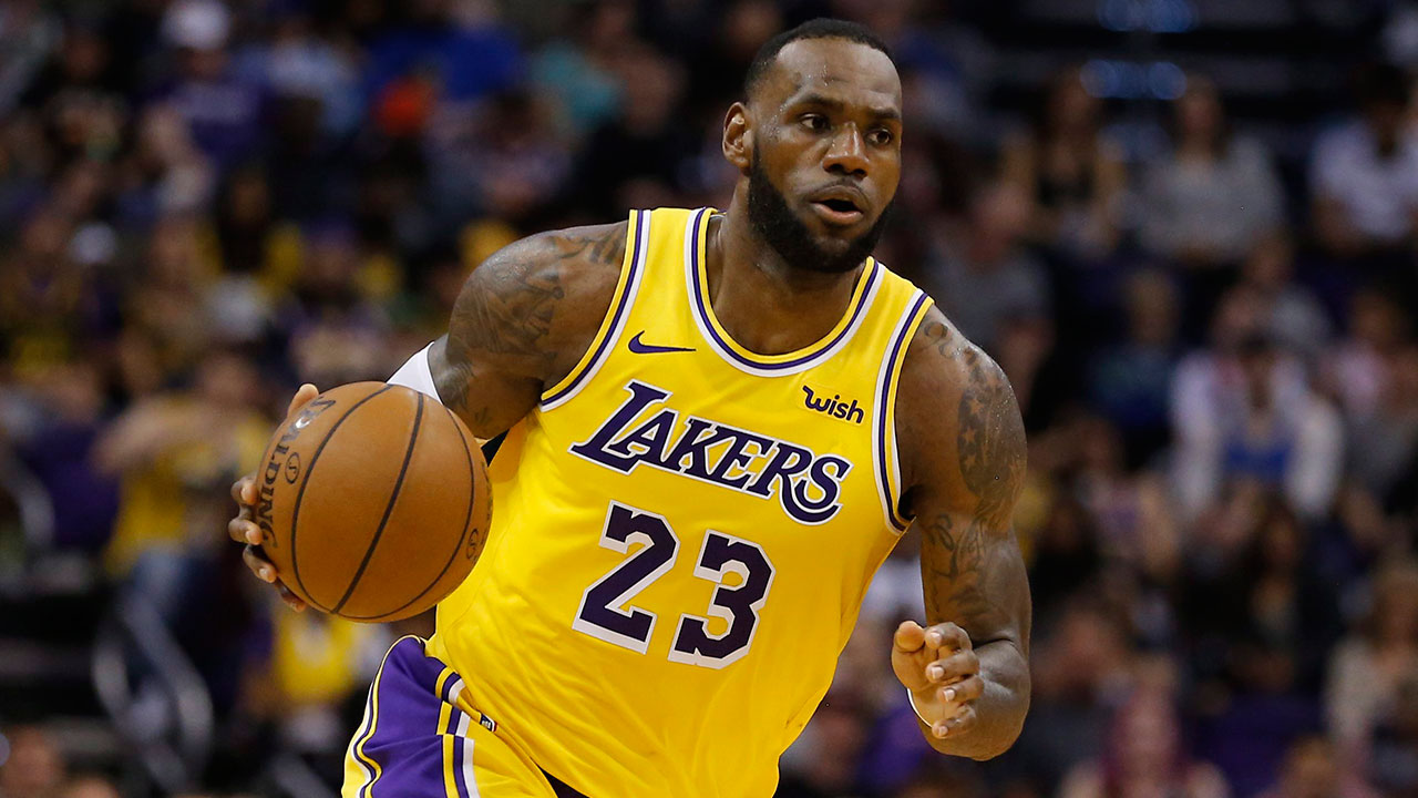 NBA-Lakers-LeBron-James-dribbles-in-game